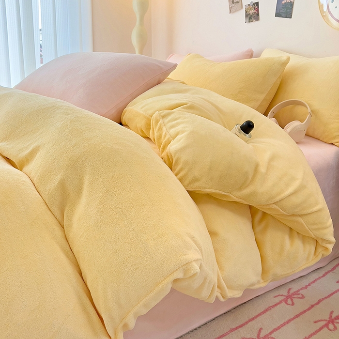 91家纺网 家纺一手货源 找家纺 芷凡家纺 2025新款牛奶绒加厚纯色条纹格子被套 牛奶绒被套-奶黄