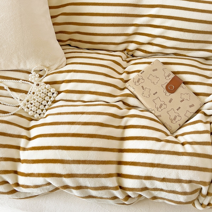 91家纺网 家纺一手货源 找家纺 芷凡家纺 2025新款牛奶绒加厚纯色条纹格子被套 牛奶绒被套-咖条