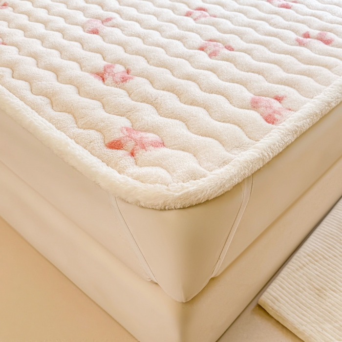 91家纺网 家纺一手货源 找家纺 LIFE.丽芙 2025秋冬新款北极绒加厚夹棉床垫床护垫单件牛奶绒床褥床垫子三件套 蝶梦-粉