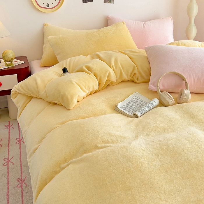 91家纺网 家纺一手货源 找家纺 芷凡家纺 2025新款牛奶绒加厚纯色条纹格子被套 牛奶绒被套-奶黄