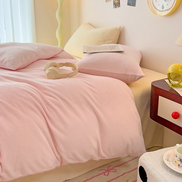 91家纺网 家纺一手货源 找家纺 芷凡家纺 2025新款牛奶绒加厚纯色条纹格子被套 牛奶绒被套-嫩粉