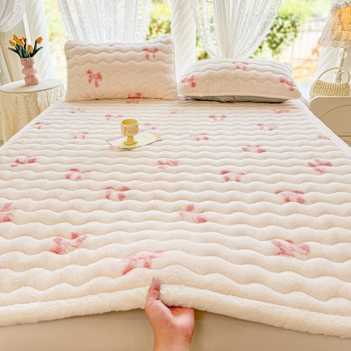 91家纺网 家纺一手货源 找家纺 LIFE.丽芙 2025秋冬新款北极绒加厚夹棉床垫床护垫单件牛奶绒床褥床垫子三件套 蝶梦-粉