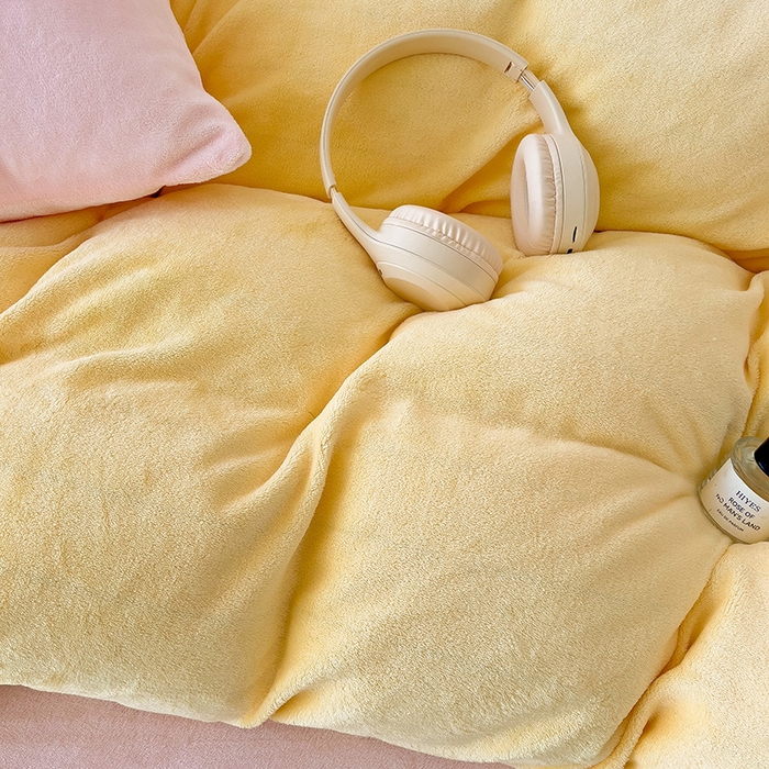 91家纺网 家纺一手货源 找家纺 芷凡家纺 2025新款牛奶绒加厚纯色条纹格子被套 牛奶绒被套-奶黄