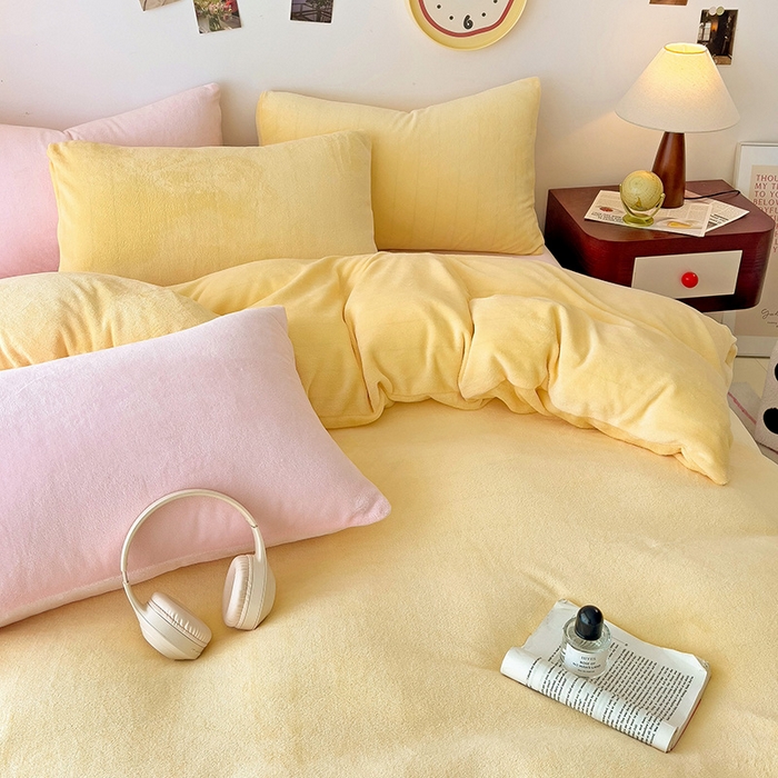 91家纺网 家纺一手货源 找家纺 芷凡家纺 2025新款牛奶绒加厚纯色条纹格子被套 牛奶绒被套-奶黄