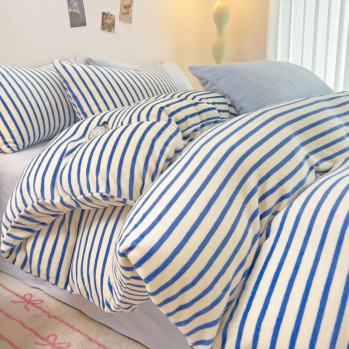 91家纺网 家纺一手货源 找家纺 芷凡家纺 2025新款牛奶绒加厚纯色条纹格子被套 牛奶绒被套-蓝条