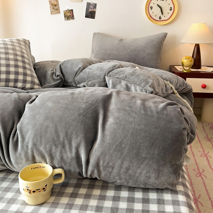 91家纺网 家纺一手货源 找家纺 芷凡家纺 2025新款牛奶绒加厚纯色条纹格子被套 牛奶绒被套-中灰