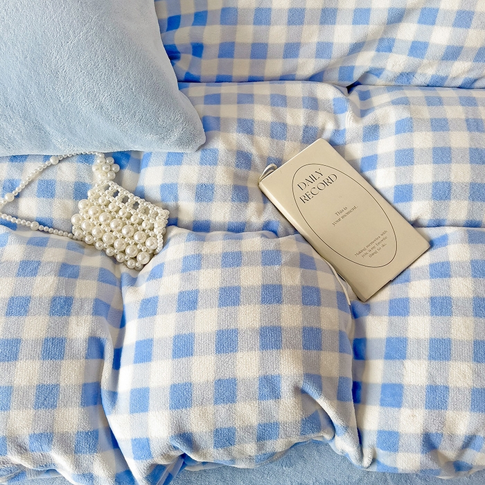 91家纺网 家纺一手货源 找家纺 芷凡家纺 2025新款牛奶绒加厚纯色条纹格子被套 牛奶绒被套-蓝格
