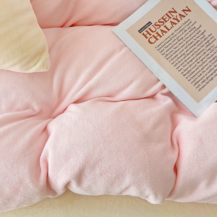 91家纺网 家纺一手货源 找家纺 芷凡家纺 2025新款牛奶绒加厚纯色条纹格子被套 牛奶绒被套-嫩粉