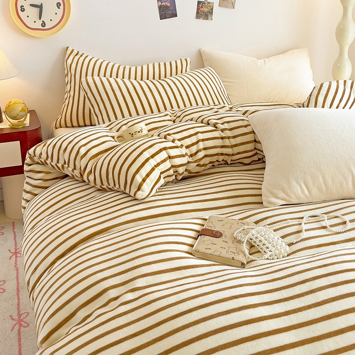 91家纺网 家纺一手货源 找家纺 芷凡家纺 2025新款牛奶绒加厚纯色条纹格子被套 牛奶绒被套-咖条