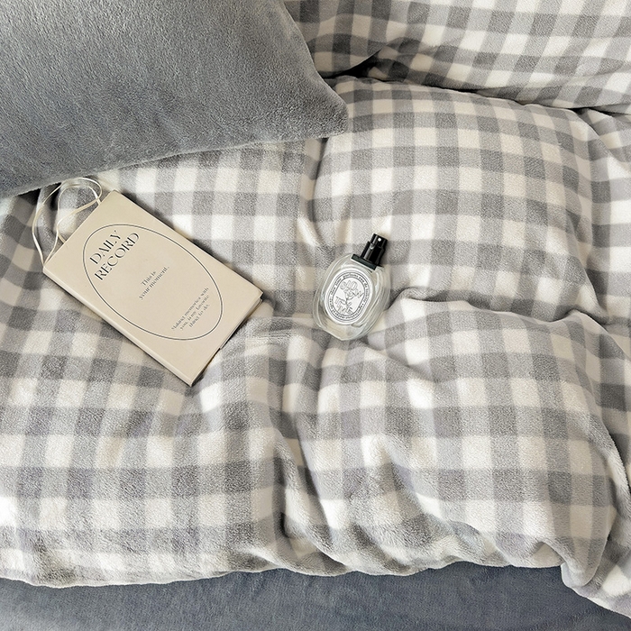 91家纺网 家纺一手货源 找家纺 芷凡家纺 2025新款牛奶绒加厚纯色条纹格子被套 牛奶绒被套-灰格