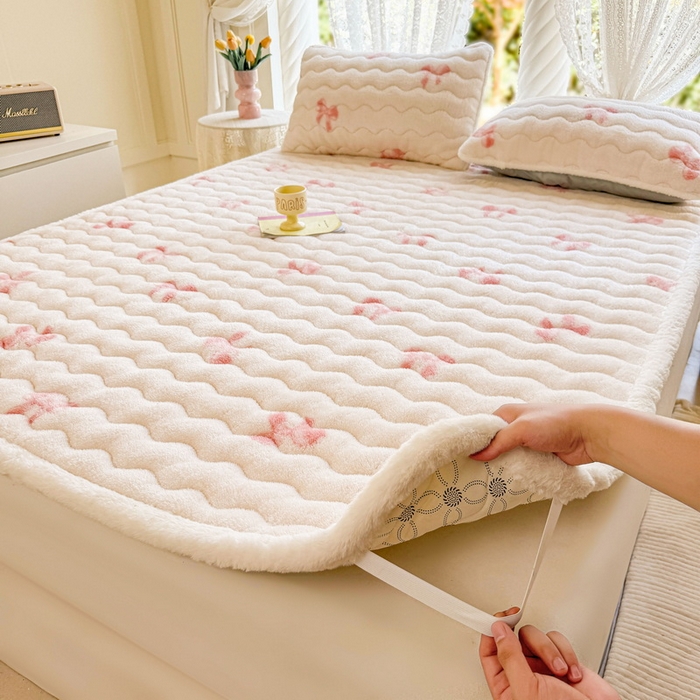 91家纺网 家纺一手货源 找家纺 LIFE.丽芙 2025秋冬新款北极绒加厚夹棉床垫床护垫单件牛奶绒床褥床垫子三件套 蝶梦-粉