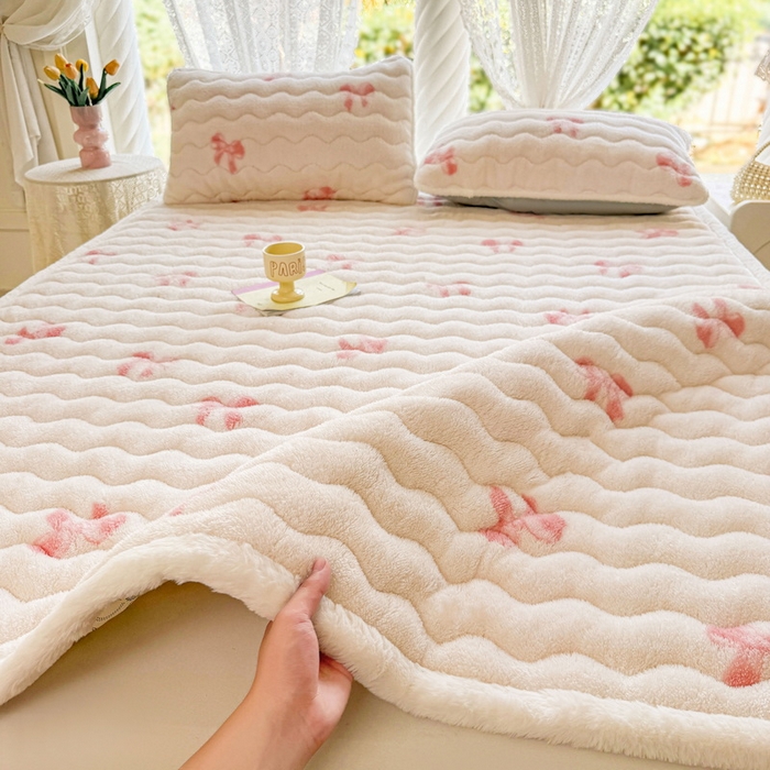 91家纺网 家纺一手货源 找家纺 LIFE.丽芙 2025秋冬新款北极绒加厚夹棉床垫床护垫单件牛奶绒床褥床垫子三件套 蝶梦-粉