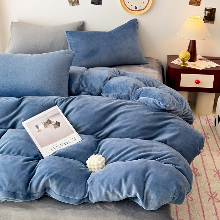 91家纺网 家纺一手货源 找家纺 芷凡家纺 2025新款牛奶绒加厚纯色条纹格子被套 牛奶绒被套-宝蓝