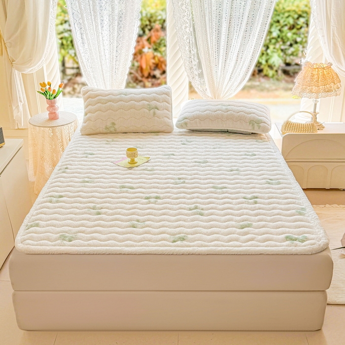 91家纺网 家纺一手货源 找家纺 LIFE.丽芙 2025秋冬新款北极绒加厚夹棉床垫床护垫单件牛奶绒床褥床垫子三件套 蝶梦-绿