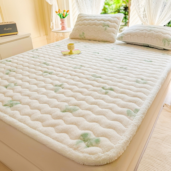 91家纺网 家纺一手货源 找家纺 LIFE.丽芙 2025秋冬新款北极绒加厚夹棉床垫床护垫单件牛奶绒床褥床垫子三件套 蝶梦-绿