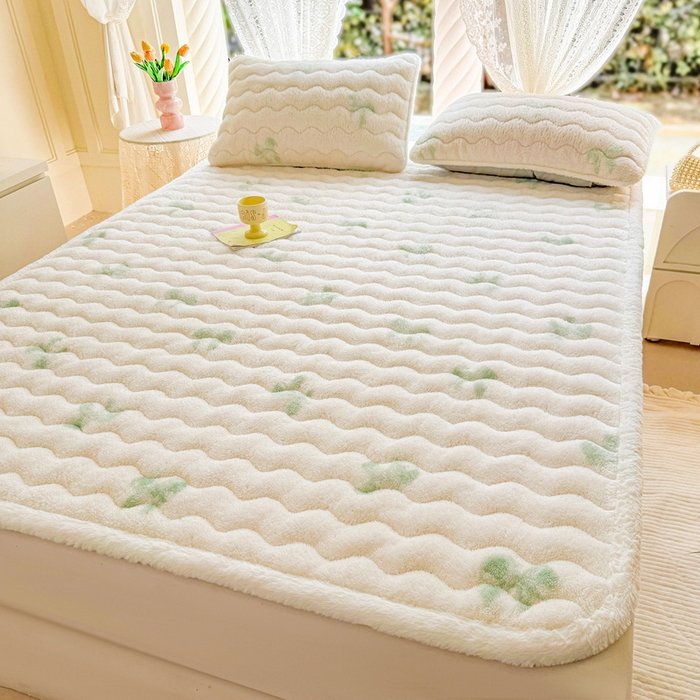 91家纺网 家纺一手货源 找家纺 LIFE.丽芙 2025秋冬新款北极绒加厚夹棉床垫床护垫单件牛奶绒床褥床垫子三件套 蝶梦-绿