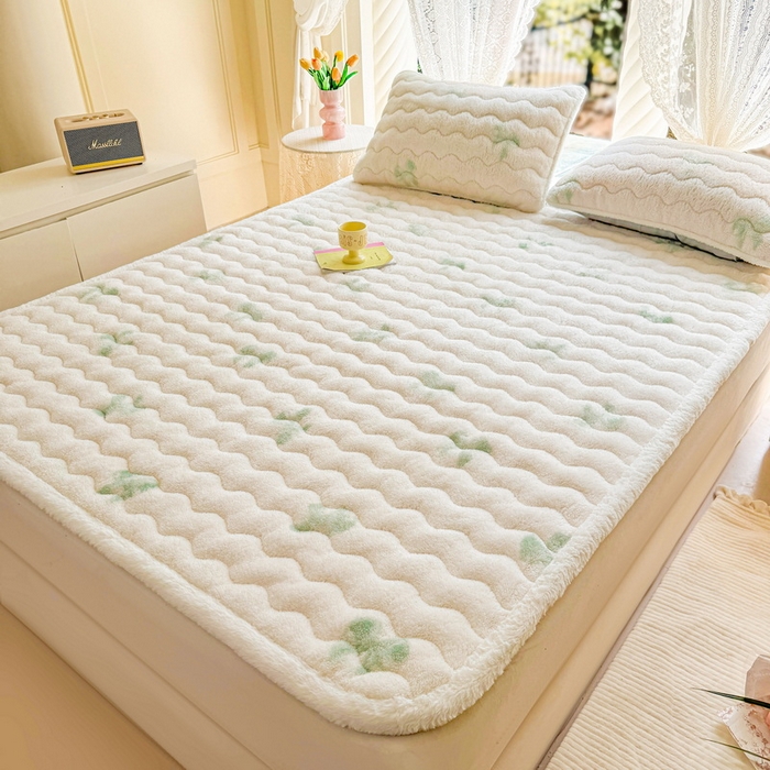 91家纺网 家纺一手货源 找家纺 LIFE.丽芙 2025秋冬新款北极绒加厚夹棉床垫床护垫单件牛奶绒床褥床垫子三件套 蝶梦-绿