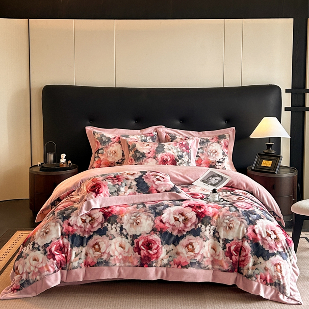 91家纺网 家纺一手货源 找家纺 首尔家纺 2025新款牛奶绒宽边拼角数码印花四件套系列 国色天香