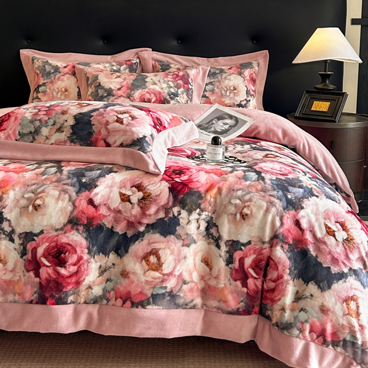 91家纺网 家纺一手货源 找家纺 首尔家纺 2025新款牛奶绒宽边拼角数码印花四件套系列 国色天香