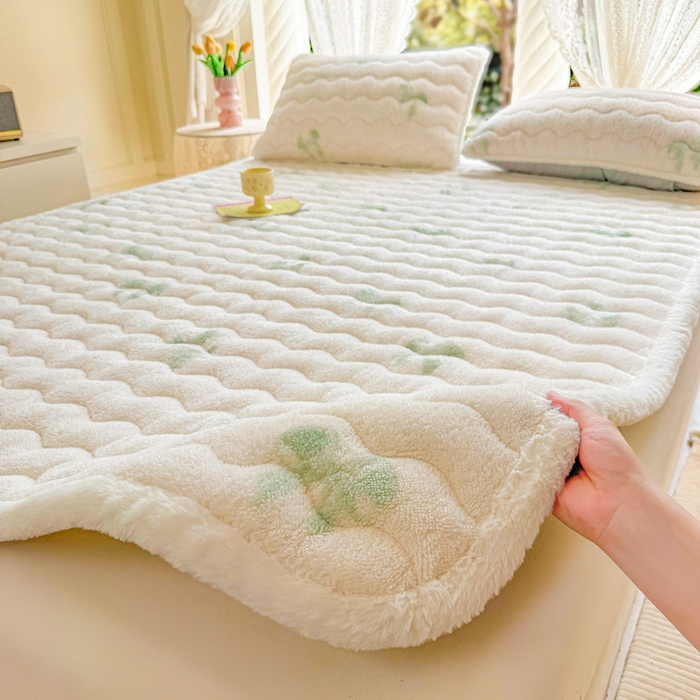 91家纺网 家纺一手货源 找家纺 LIFE.丽芙 2025秋冬新款北极绒加厚夹棉床垫床护垫单件牛奶绒床褥床垫子三件套 蝶梦-绿