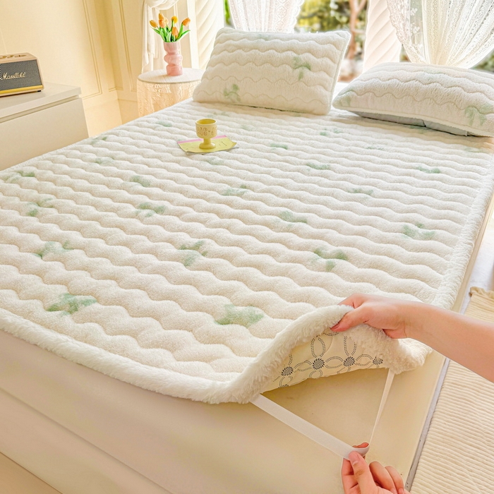 91家纺网 家纺一手货源 找家纺 LIFE.丽芙 2025秋冬新款北极绒加厚夹棉床垫床护垫单件牛奶绒床褥床垫子三件套 蝶梦-绿