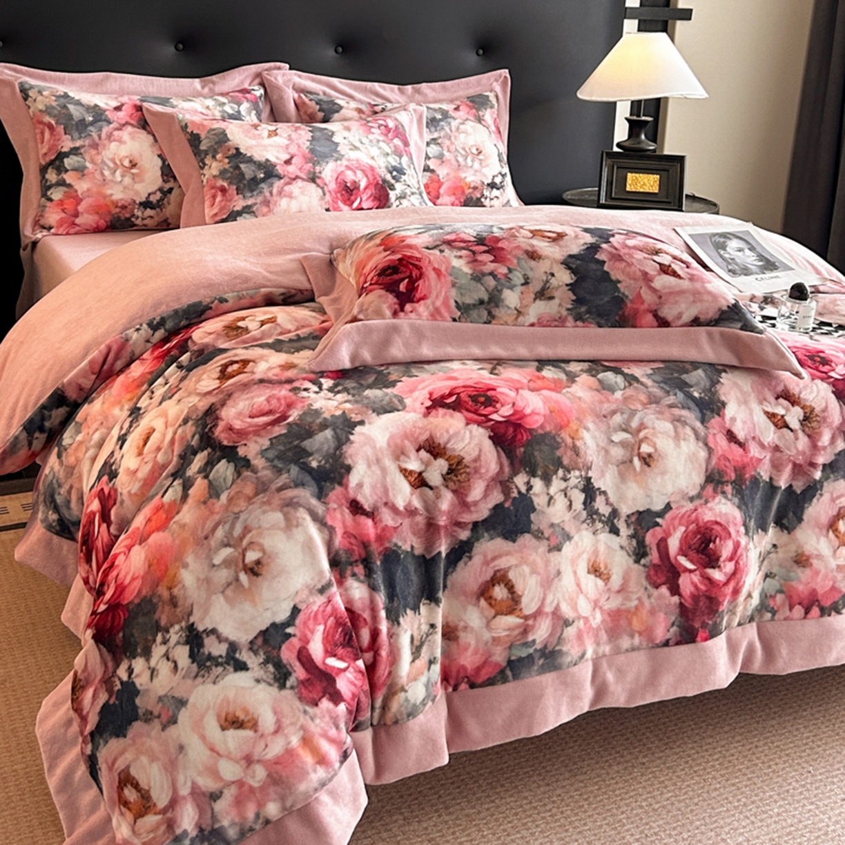 91家纺网 家纺一手货源 找家纺 首尔家纺 2025新款牛奶绒宽边拼角数码印花四件套系列 国色天香