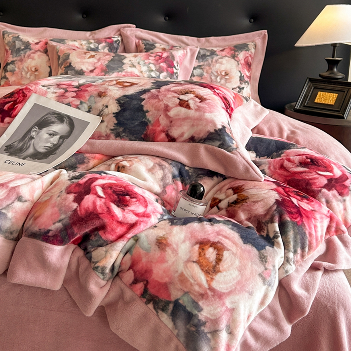 91家纺网 家纺一手货源 找家纺 首尔家纺 2025新款牛奶绒宽边拼角数码印花四件套系列 国色天香