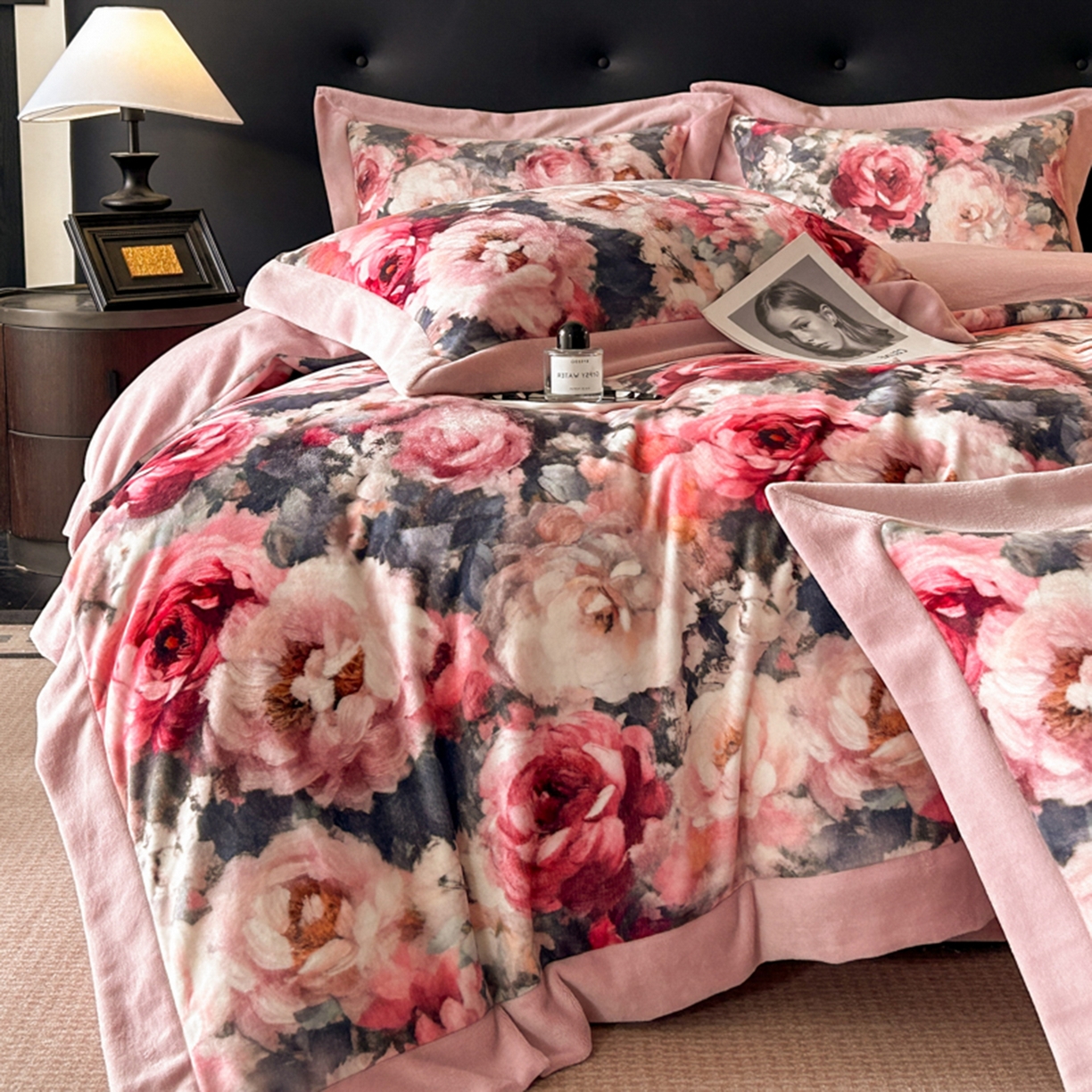 91家纺网 家纺一手货源 找家纺 首尔家纺 2025新款牛奶绒宽边拼角数码印花四件套系列 国色天香