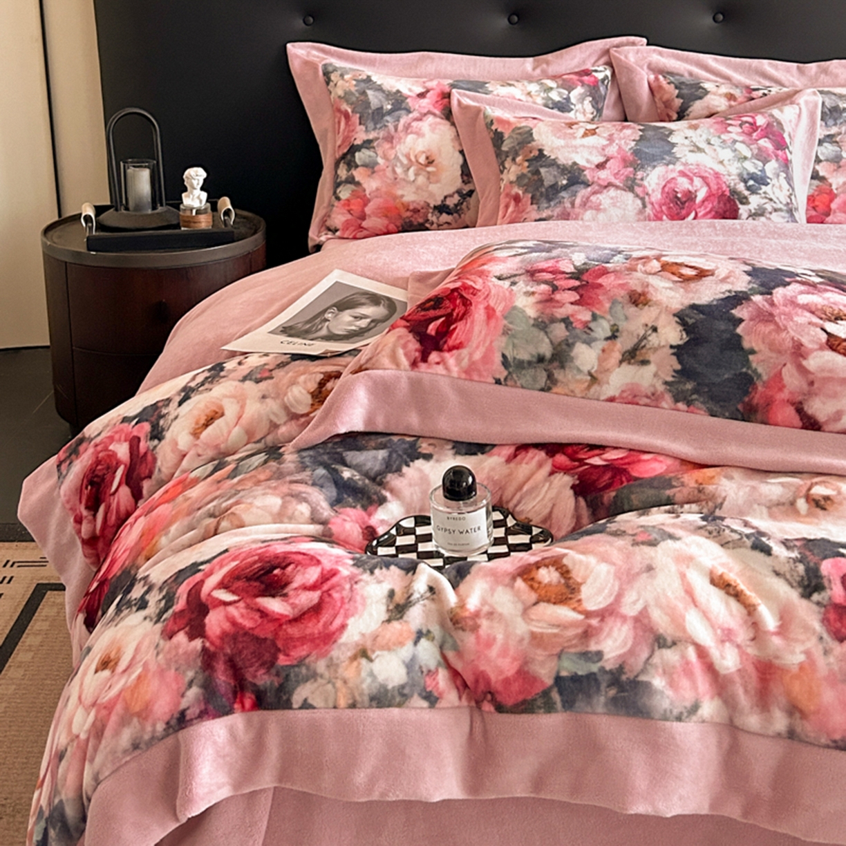 91家纺网 家纺一手货源 找家纺 首尔家纺 2025新款牛奶绒宽边拼角数码印花四件套系列 国色天香