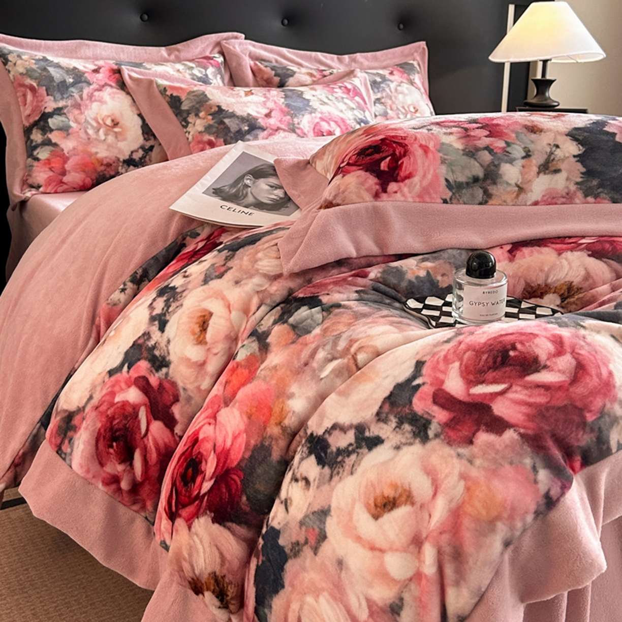 91家纺网 家纺一手货源 找家纺 首尔家纺 2025新款牛奶绒宽边拼角数码印花四件套系列 国色天香