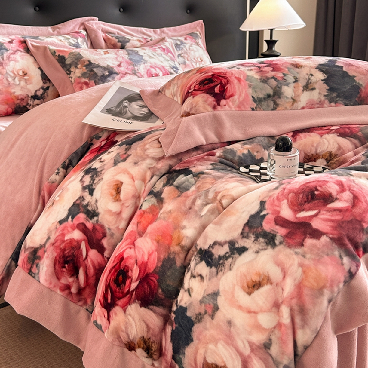 91家纺网 家纺一手货源 找家纺 首尔家纺 2025新款牛奶绒宽边拼角数码印花四件套系列 国色天香