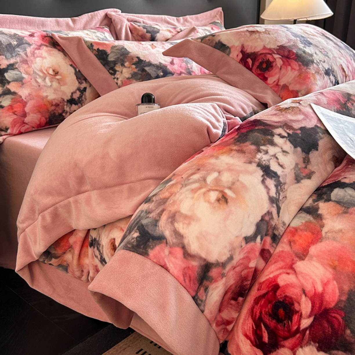 91家纺网 家纺一手货源 找家纺 首尔家纺 2025新款牛奶绒宽边拼角数码印花四件套系列 国色天香