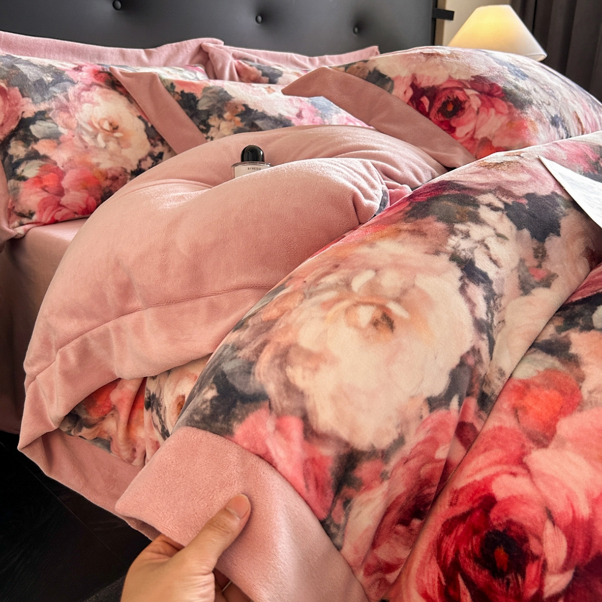 91家纺网 家纺一手货源 找家纺 首尔家纺 2025新款牛奶绒宽边拼角数码印花四件套系列 国色天香