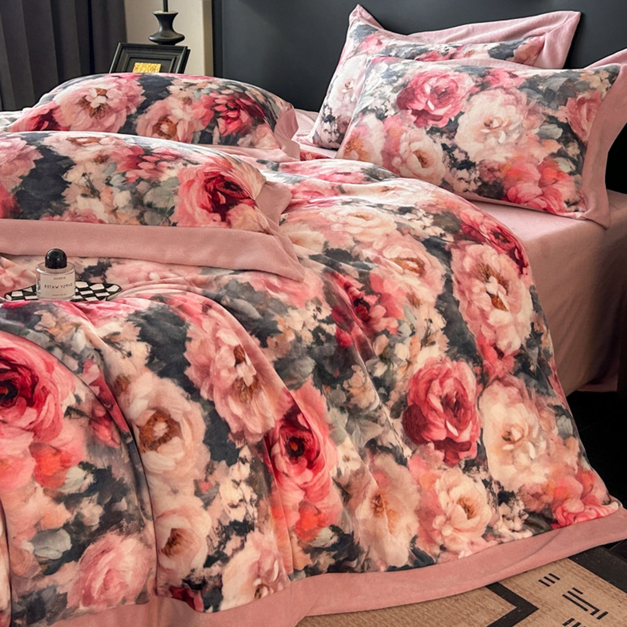 91家纺网 家纺一手货源 找家纺 首尔家纺 2025新款牛奶绒宽边拼角数码印花四件套系列 国色天香