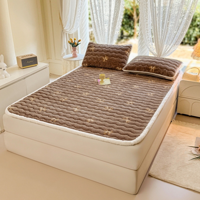 91家纺网 家纺一手货源 找家纺 LIFE.丽芙 2025秋冬新款北极绒加厚夹棉床垫床护垫单件牛奶绒床褥床垫子三件套 蝶梦-棕