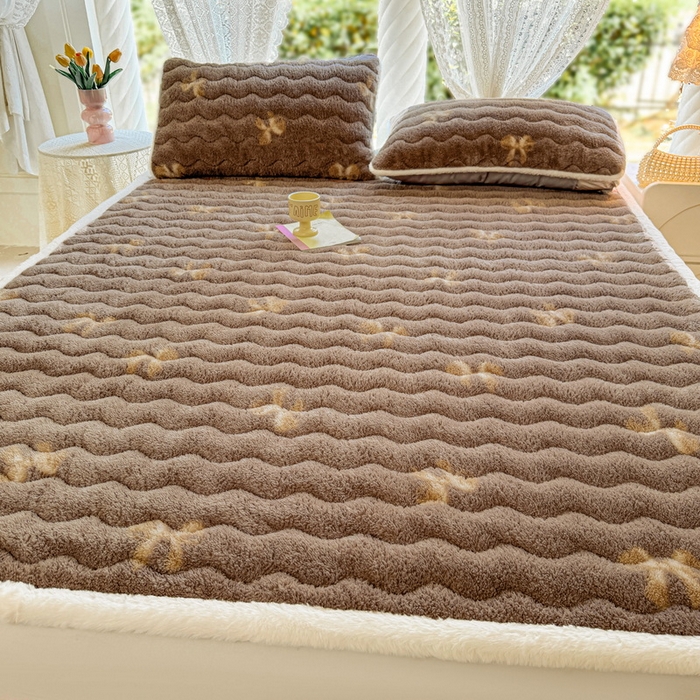 91家纺网 家纺一手货源 找家纺 LIFE.丽芙 2025秋冬新款北极绒加厚夹棉床垫床护垫单件牛奶绒床褥床垫子三件套 蝶梦-棕