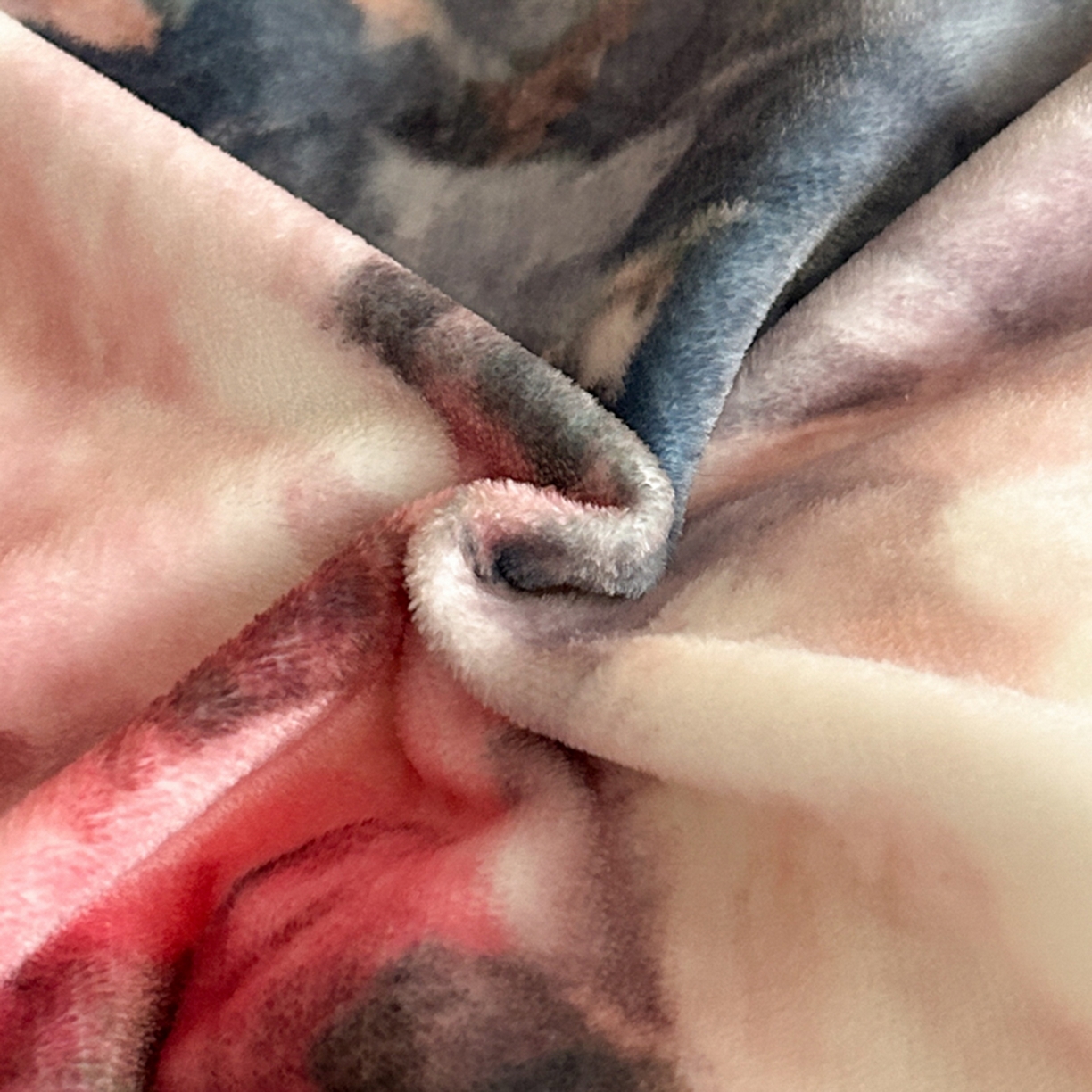 91家纺网 家纺一手货源 找家纺 首尔家纺 2025新款牛奶绒宽边拼角数码印花四件套系列 国色天香