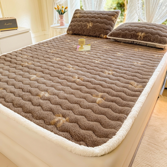 91家纺网 家纺一手货源 找家纺 LIFE.丽芙 2025秋冬新款北极绒加厚夹棉床垫床护垫单件牛奶绒床褥床垫子三件套 蝶梦-棕