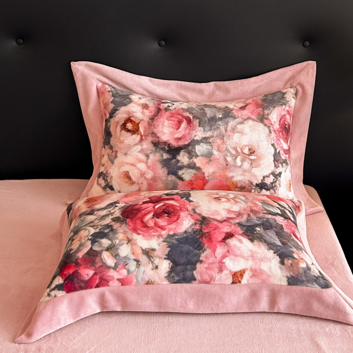 91家纺网 家纺一手货源 找家纺 首尔家纺 2025新款牛奶绒宽边拼角数码印花四件套系列 国色天香