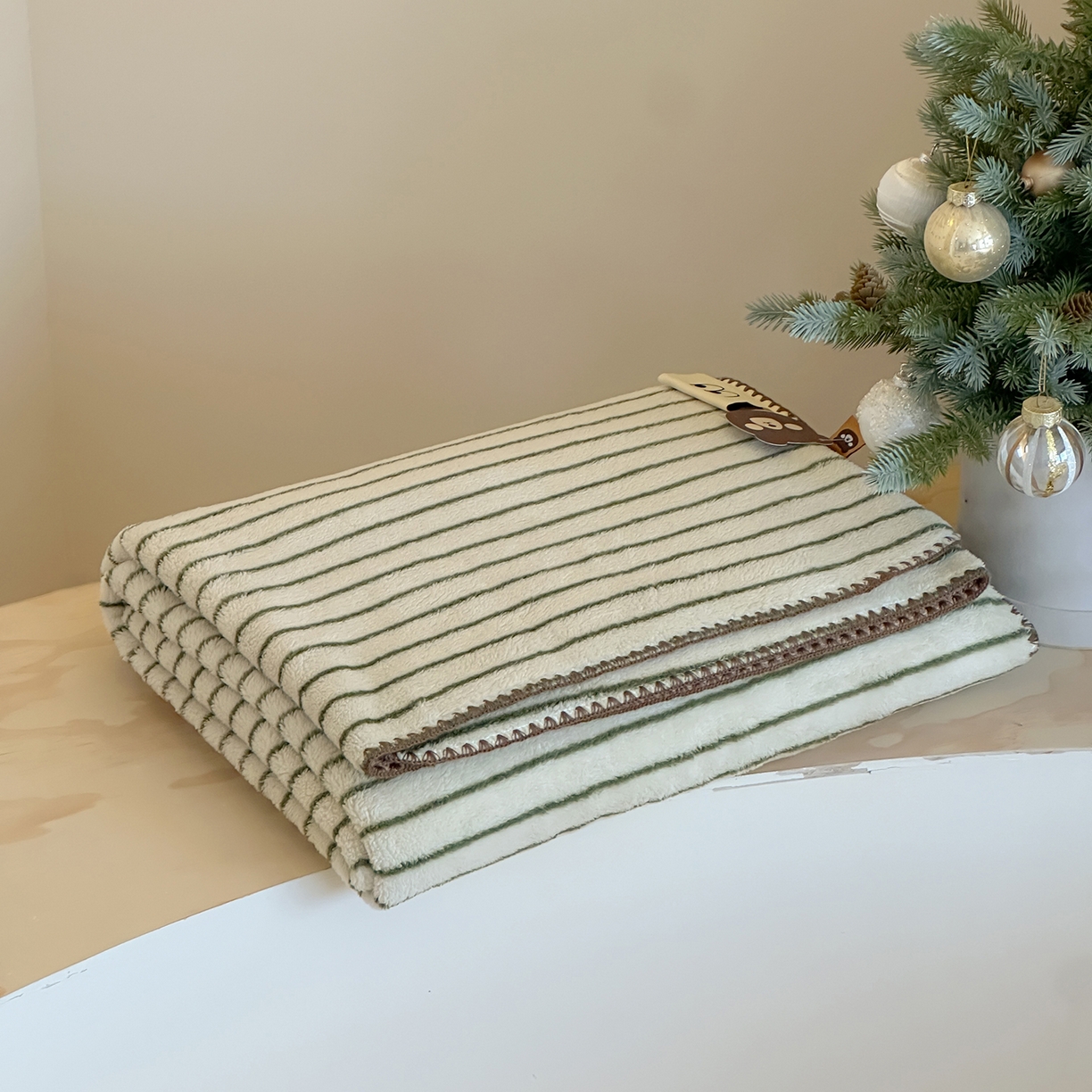 91家纺网 家纺一手货源 找家纺 桃子家居 2025新款A类ins加厚半边绒米粒绒牛奶绒三角针贝壳边多功能毛毯毯子 绒毛毯-三角针绿条咖