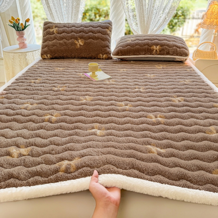 91家纺网 家纺一手货源 找家纺 LIFE.丽芙 2025秋冬新款北极绒加厚夹棉床垫床护垫单件牛奶绒床褥床垫子三件套 蝶梦-棕