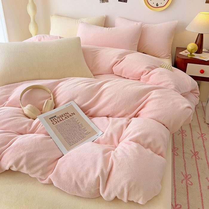 91家纺网 家纺一手货源 找家纺 芷凡家纺 2025新款牛奶绒加厚纯色条纹格子被套 牛奶绒被套-嫩粉