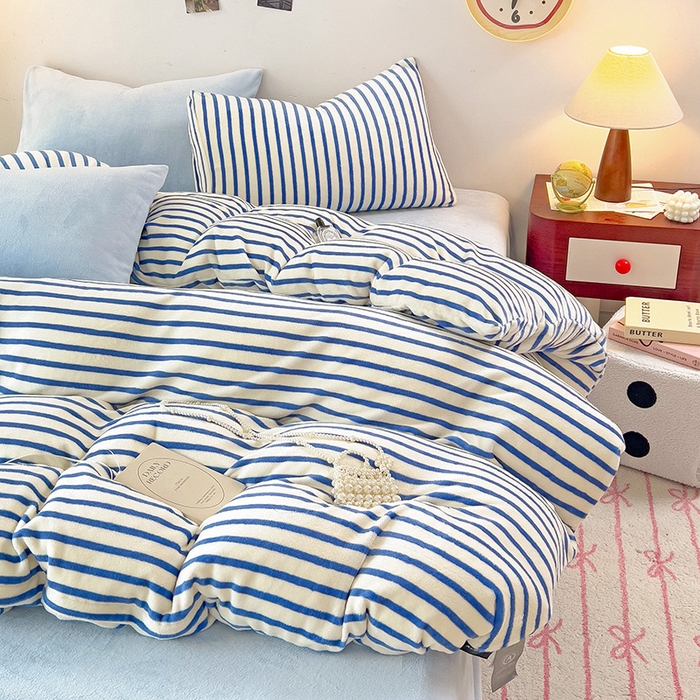 91家纺网 家纺一手货源 找家纺 芷凡家纺 2025新款牛奶绒加厚纯色条纹格子被套 牛奶绒被套-蓝条