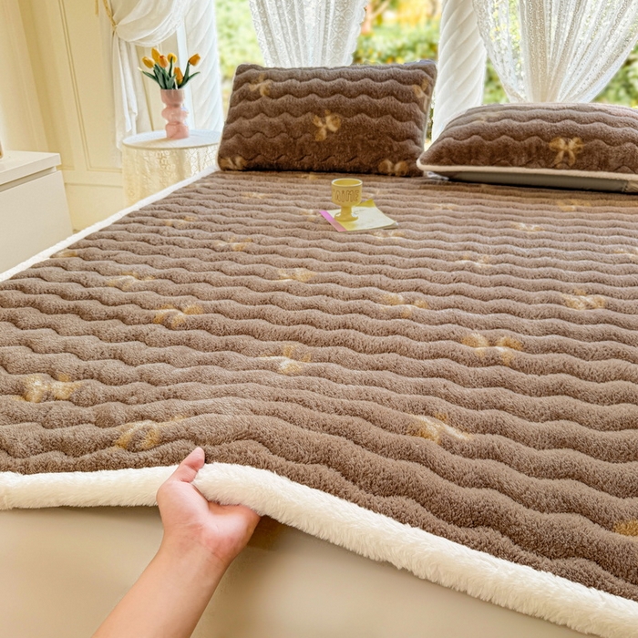 91家纺网 家纺一手货源 找家纺 LIFE.丽芙 2025秋冬新款北极绒加厚夹棉床垫床护垫单件牛奶绒床褥床垫子三件套 蝶梦-棕