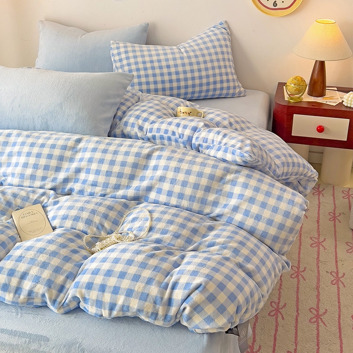 91家纺网 家纺一手货源 找家纺 芷凡家纺 2025新款牛奶绒加厚纯色条纹格子被套 牛奶绒被套-蓝格