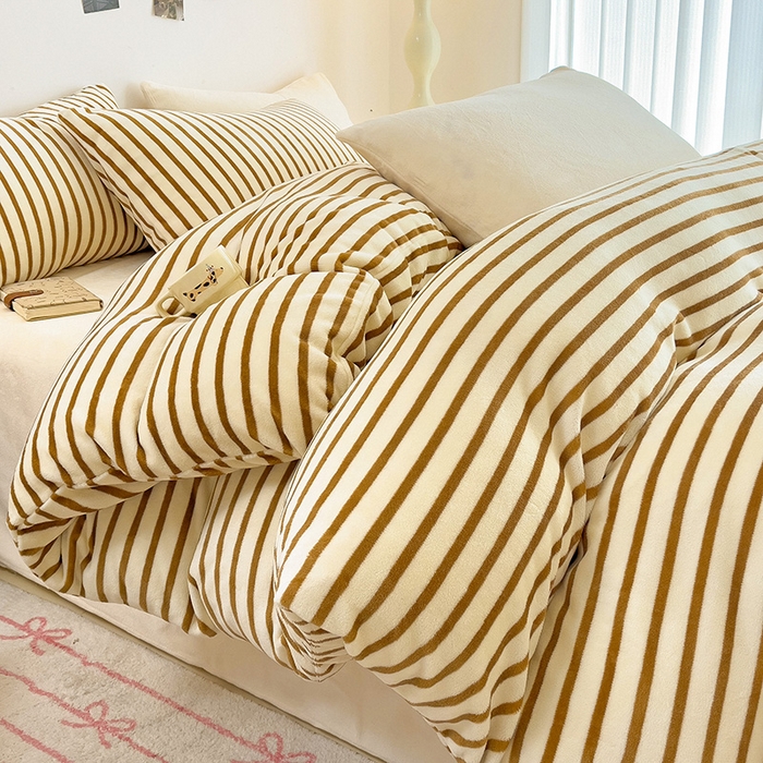 91家纺网 家纺一手货源 找家纺 芷凡家纺 2025新款牛奶绒加厚纯色条纹格子被套 牛奶绒被套-咖条