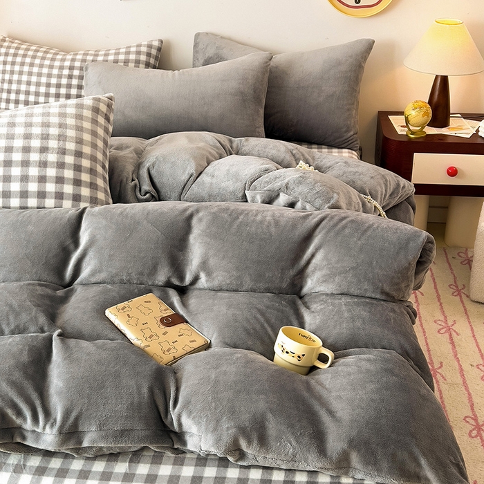 91家纺网 家纺一手货源 找家纺 芷凡家纺 2025新款牛奶绒加厚纯色条纹格子被套 牛奶绒被套-中灰