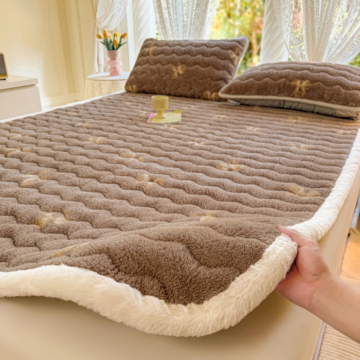 91家纺网 家纺一手货源 找家纺 LIFE.丽芙 2025秋冬新款北极绒加厚夹棉床垫床护垫单件牛奶绒床褥床垫子三件套 蝶梦-棕