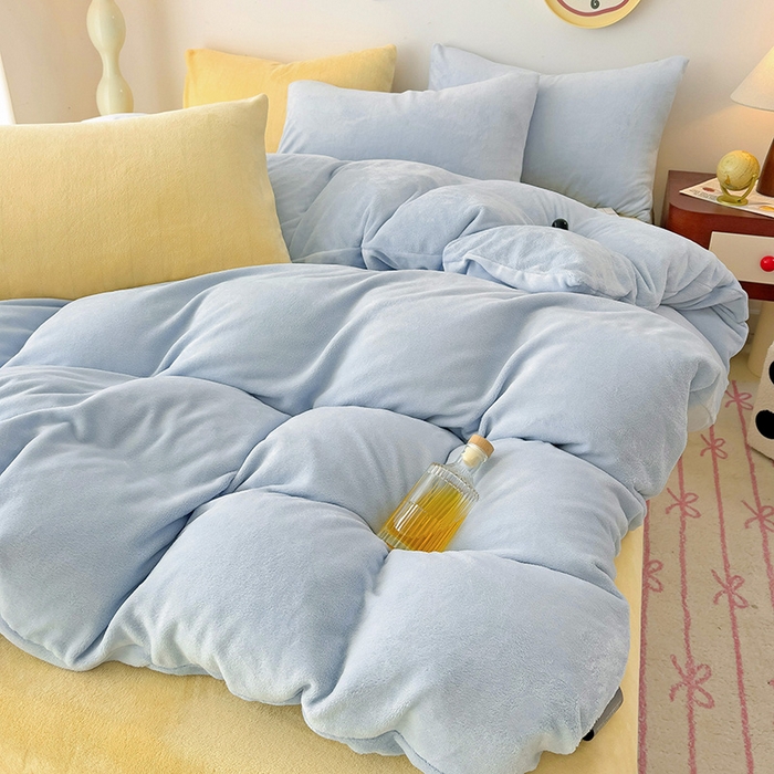 91家纺网 家纺一手货源 找家纺 芷凡家纺 2025新款牛奶绒加厚纯色条纹格子被套 牛奶绒被套-浅蓝