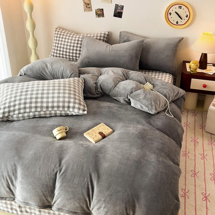 91家纺网 家纺一手货源 找家纺 芷凡家纺 2025新款牛奶绒加厚纯色条纹格子被套 牛奶绒被套-中灰